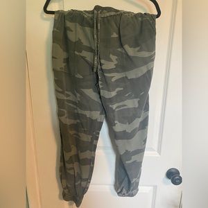 Camo green Splendid joggers